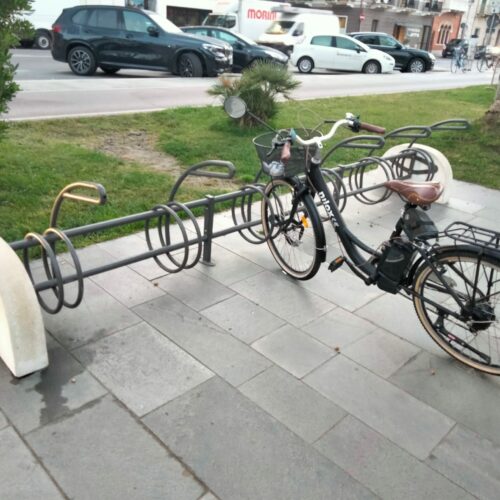 Fietsenrek Strike 11 Fietsenrek Strike, leuk om te zien en voorzien van handige slotbeugel.